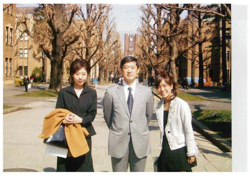 2004 年春、日本政府国連代表部の特命全権大使となる北岡伸一先生(中央)を囲む詫摩教授(左)と中村氏(右)
