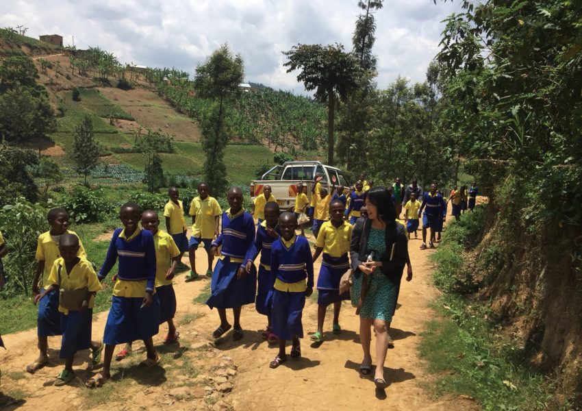 2018年ルワンダで現地の子どもたちと歩く中村氏。本格的な留学経験はないものの、英語と少々の現地語でコミュニケーションは可能だという