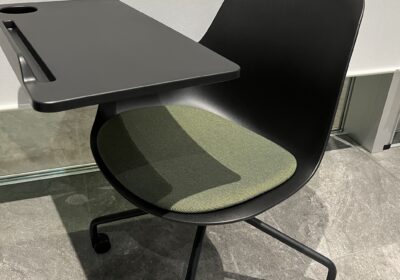 椅子（テーブル一体型）・・・２０脚