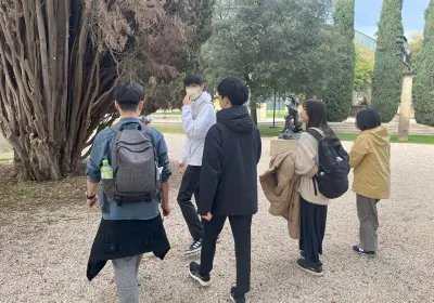キャンパスツアーをスタンフォード大の学生（中央・奥）に案内をしていただく