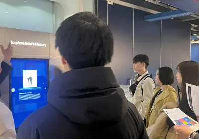Intelミュージアムにて　英語によるガイドを真剣に聴講しました