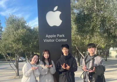 Appleビジターセンターにて記念写真