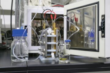 電気と触媒が拓く、新たな化学の可能性―水と酸素から過酸化水素を生み出す